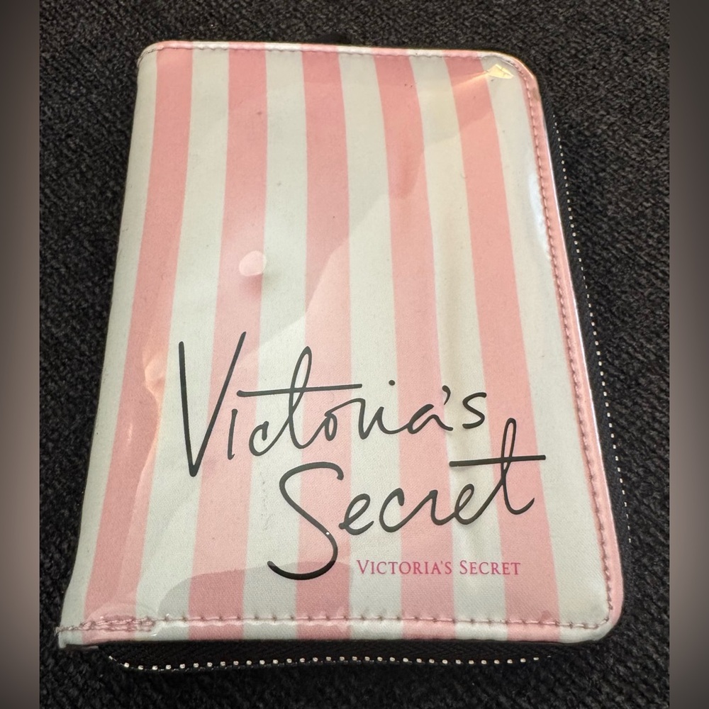 VS makeup brush set zip bag. 4 Never used makeup brushes. Kit missing 1 brush.
